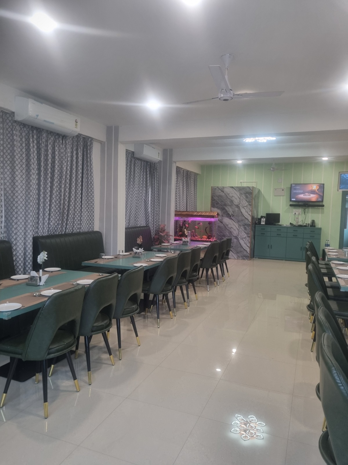 Restaurant Dining image 1